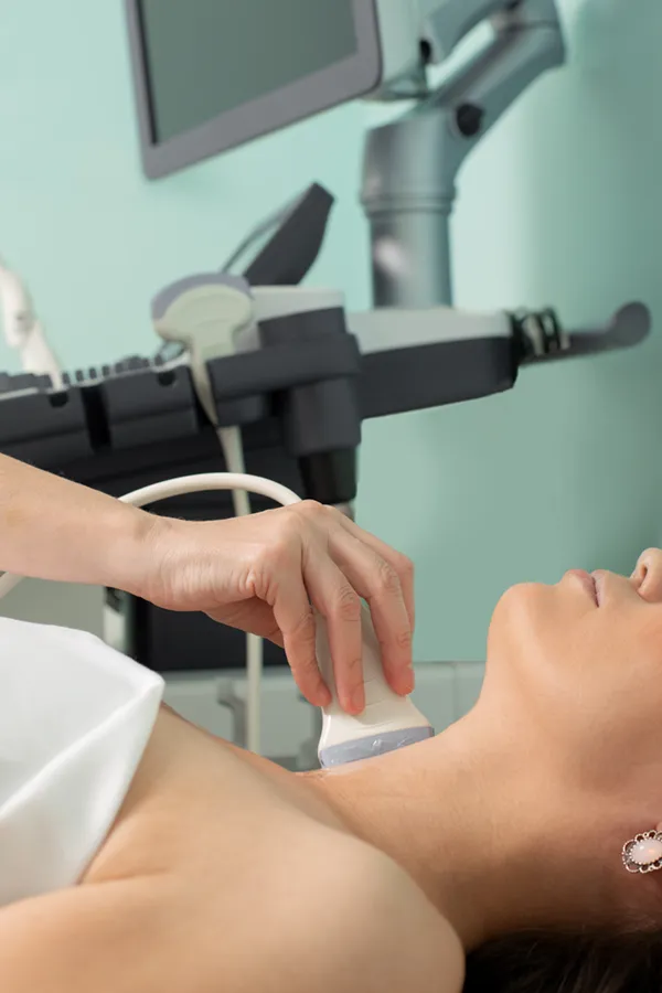 Hashimotos-Thyroiditis-Treatment A woman gets a thyroid scan from a doctor in a clinic. Get help with Hashimoto's Thyroiditis from Stephen Beyer, DC in Mokena.